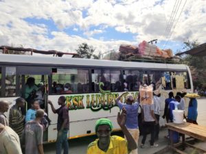 voller Bus in Afrika
