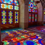 Licht fällt durch Mosaikfenster einer Moschee